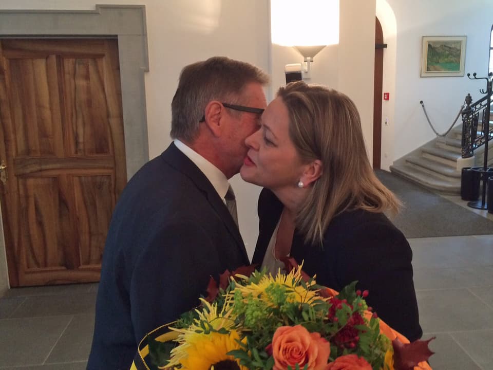 Isidor Baumann nimmt die Gratulationen seiner Regierungsratskollegin Heidi Z'graggen entgegen. 