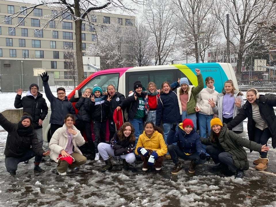 Klassenfoto der 6. Klasse auf dem verschneiten Pausenplatz