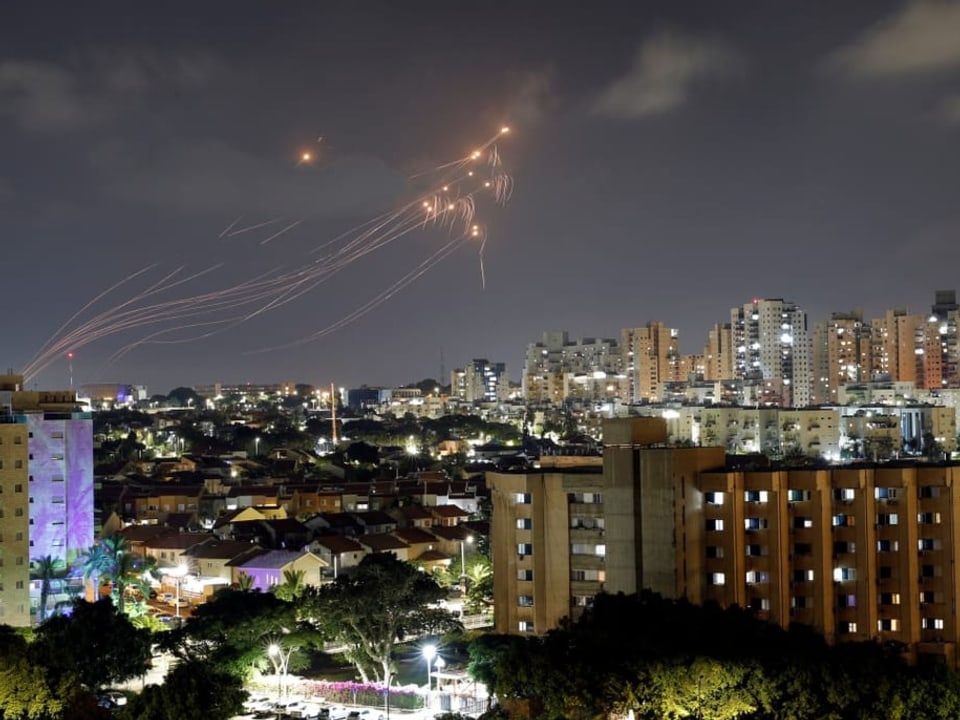 Lichtstreifen sind über der israelischen Stadt Aschkelon zu sehen