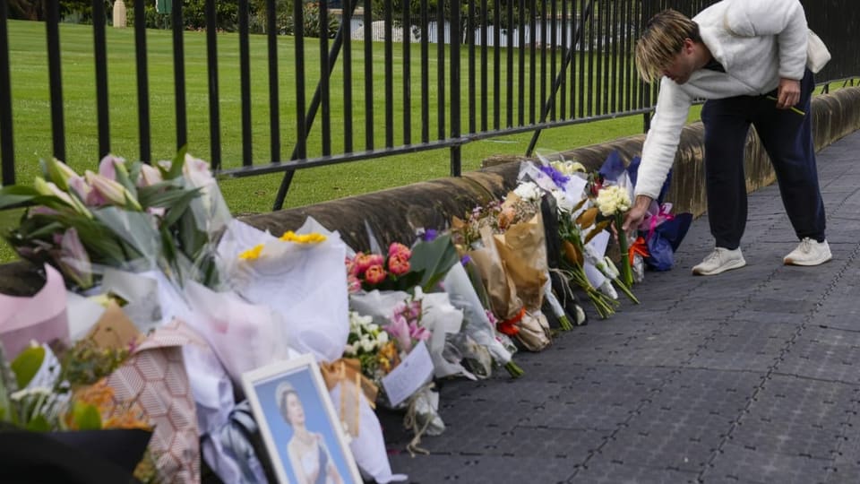 Flower laying ceremony for the Queen in Sydney.