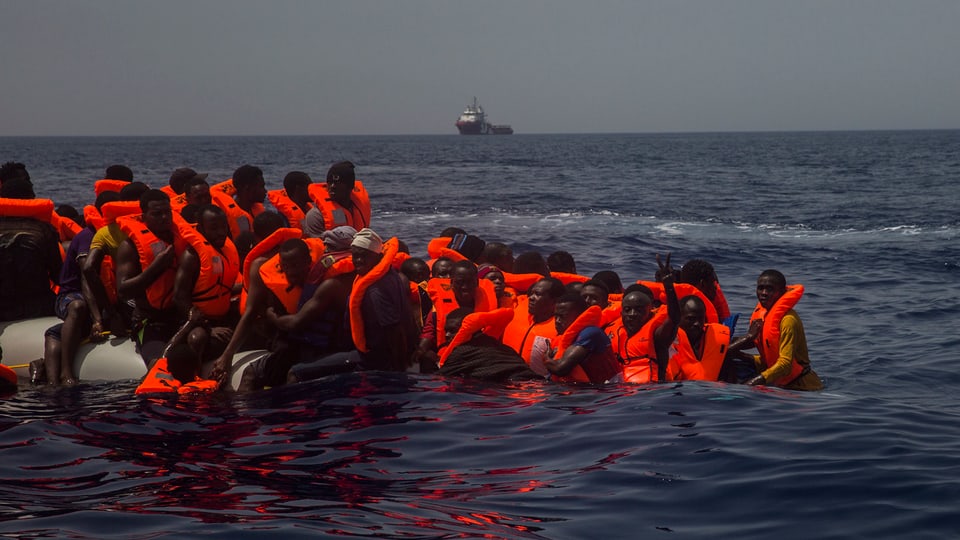 Ein sinkendes Flüchtlingsboot im Mittelmeer
