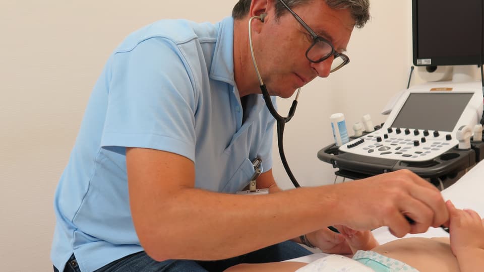 Arzt untersucht Kleinkind mit Stethoskop