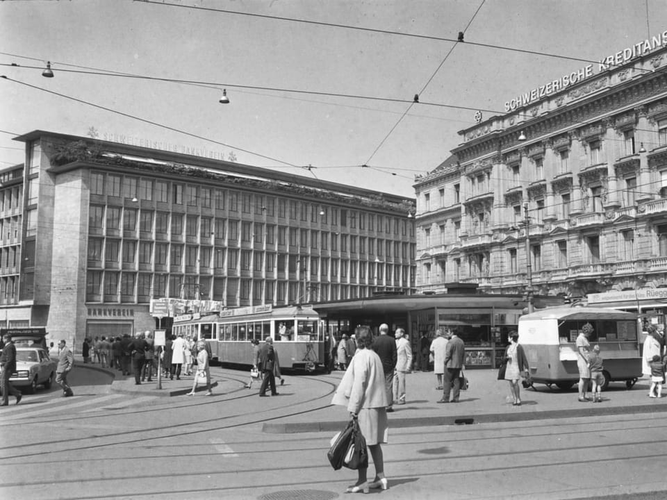 Der Paradeplatz mit dem Schweizerischen Bankverein (später UBS) und der Schweizerischen Kreditanstalt