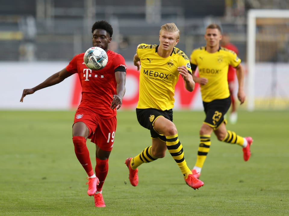 Dortmunds Erling Haaland hat gegen Alphonso Davies das Nachsehen.