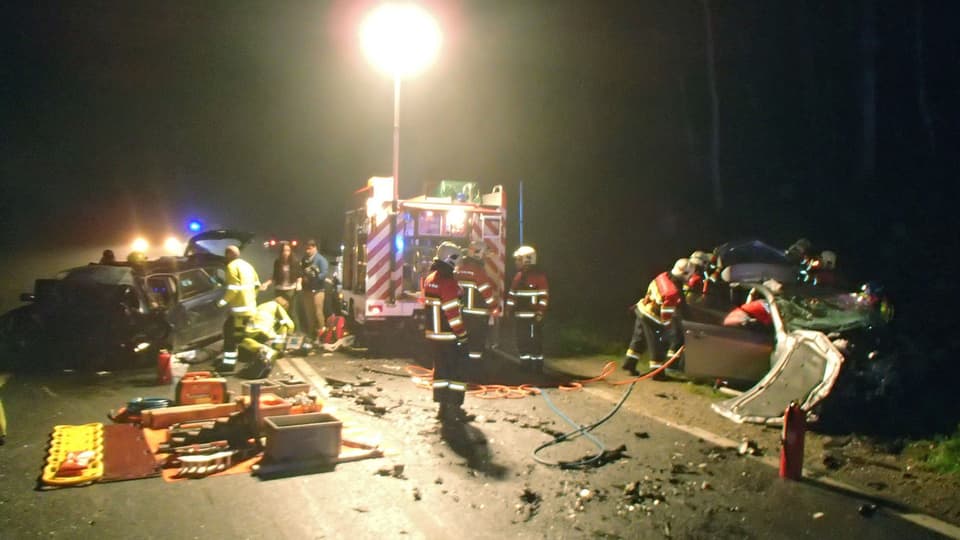 Feuerwehrautos in der Nacht an einer Unfallstelle.