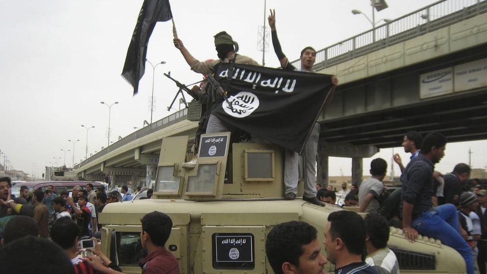 IS-Kämpfer patrouillieren in einem beschlagnahmten irakischen Militärfahrzeug in Falludscha