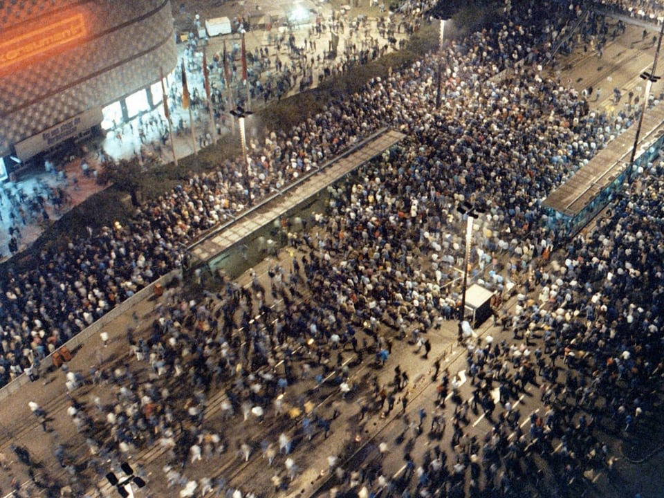 Aufnahme aus der Vogelperspektive von der Montagsdemonstration in Leipzig im Oktober 1989