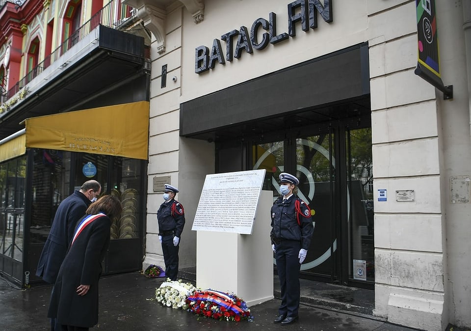 Der französische Premierminister Jean Castex und die Pariser Bürgermeisterin Anne Hidalgo verbeugen sich vor dem Konzertlokal Bataclan in Gedenken an die Opfer der Anschläge vom 13. November 2015.