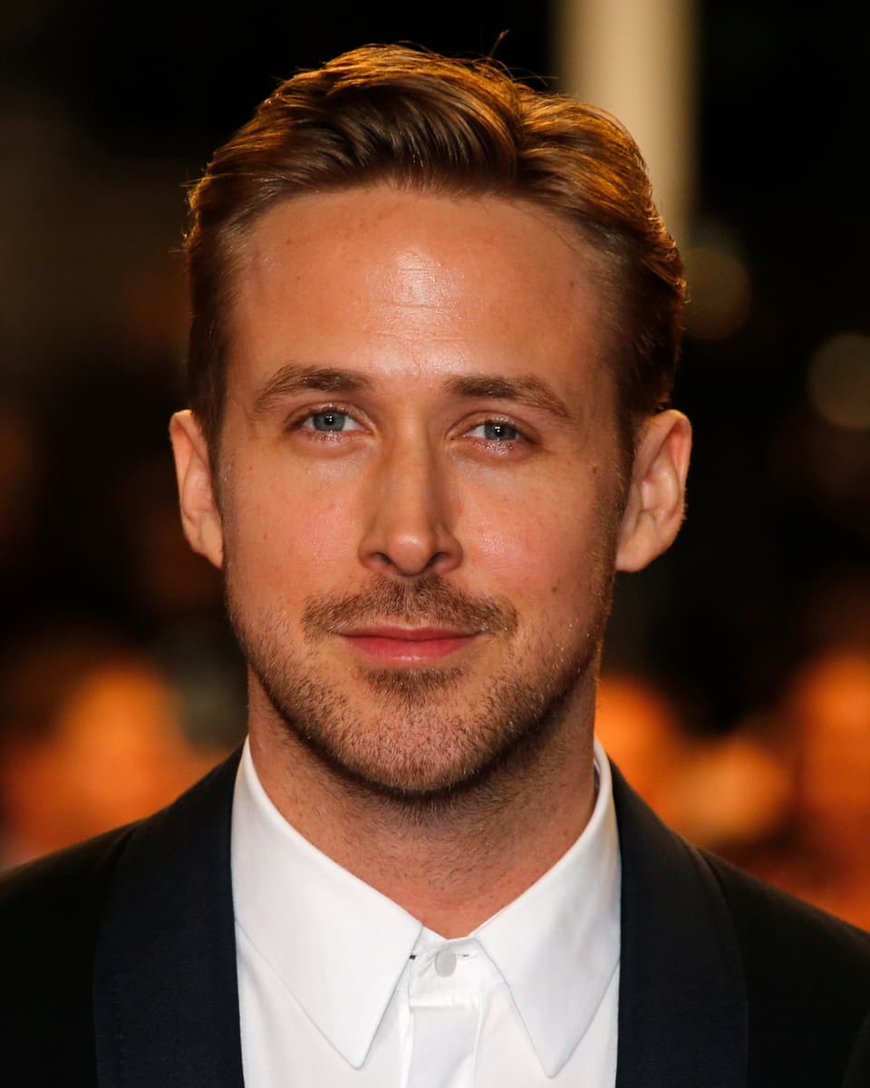 Schauspieler Ryan Gosling in weissem Hemd und schawarzem Anzug.