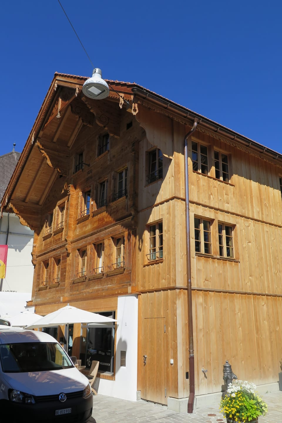 Holzhaus mit Holz-Anbau