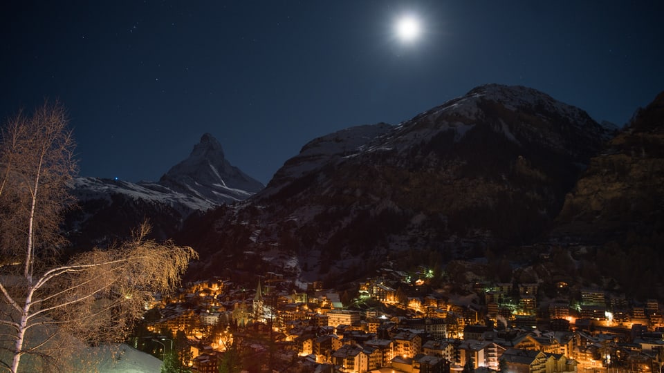 Nächtlicher Vollmond über Zermatt mit klarem Blick zum Matterhorn.