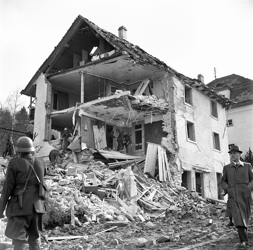 Luftschutzsoldaten im Einsatz bei einem eingestürzten Haus in Zürich.