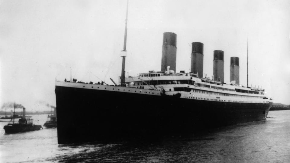 Schwarz-weiss Foto von der Titanic.