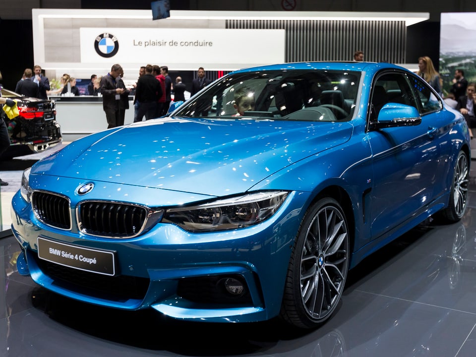 BMW Serie 4 Coupé, grosses Auto, blau