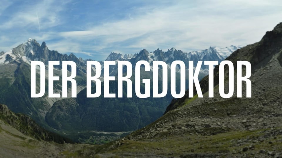 Weisser Schriftzug «DER BERGDOKTOR» mit Bergkette und blauem Himmel mit wenig Wolken im Hintergrund