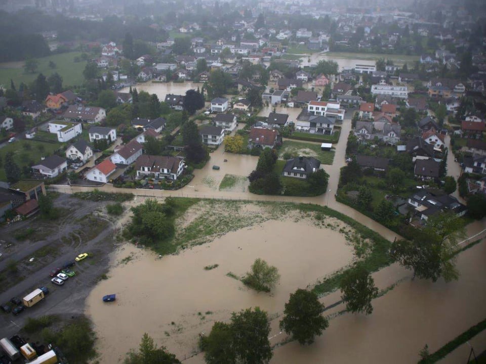 Überschwemmtes Wohngebiet aus dem helikopter gesehen