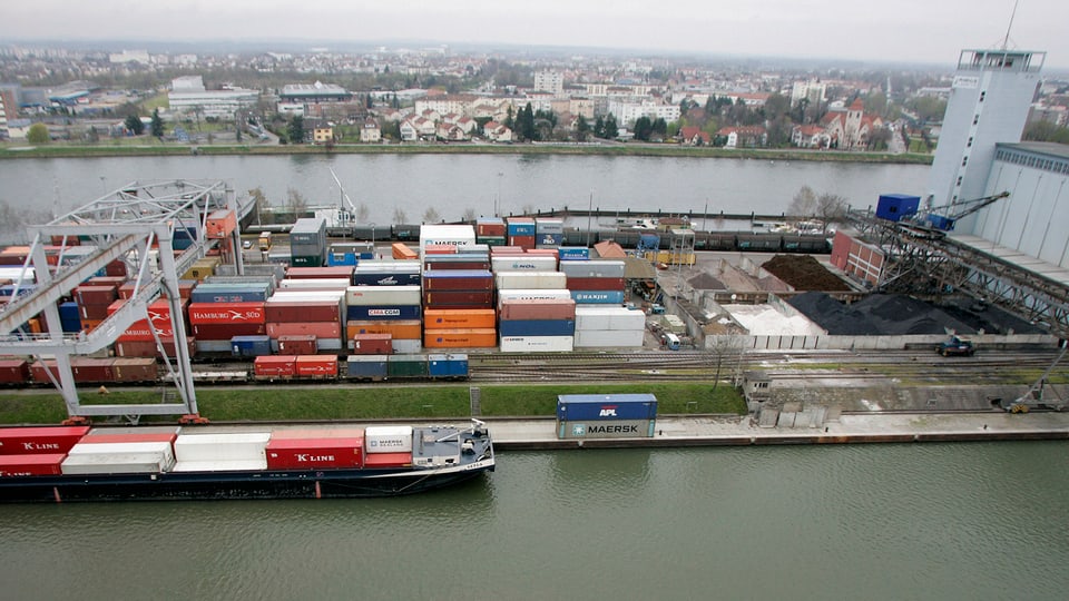 Container und Schiffe am Rheinhafen in Basel.