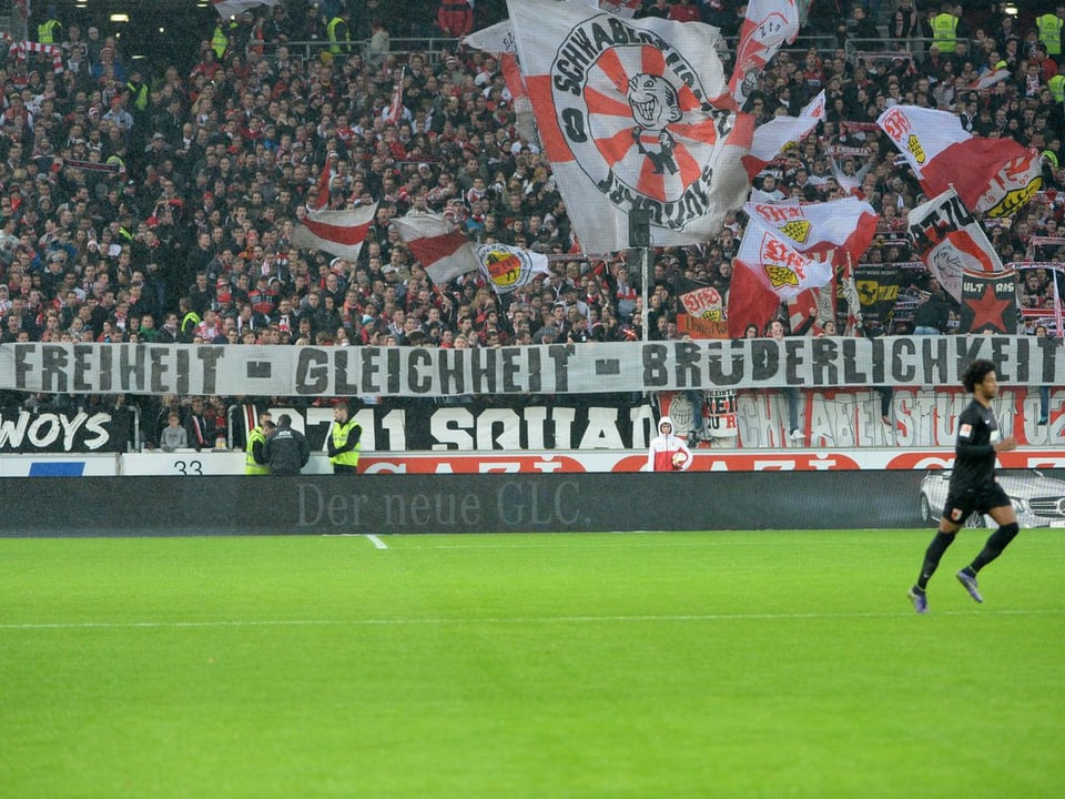 Stuttgarter Fans hinter einem Spruchband
