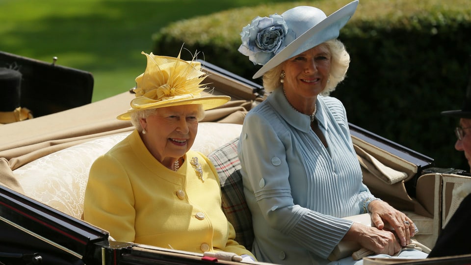 Die Britische Queen Elizabeth und Herzogin Camilla zusammen in einer Pferde-Kutsche