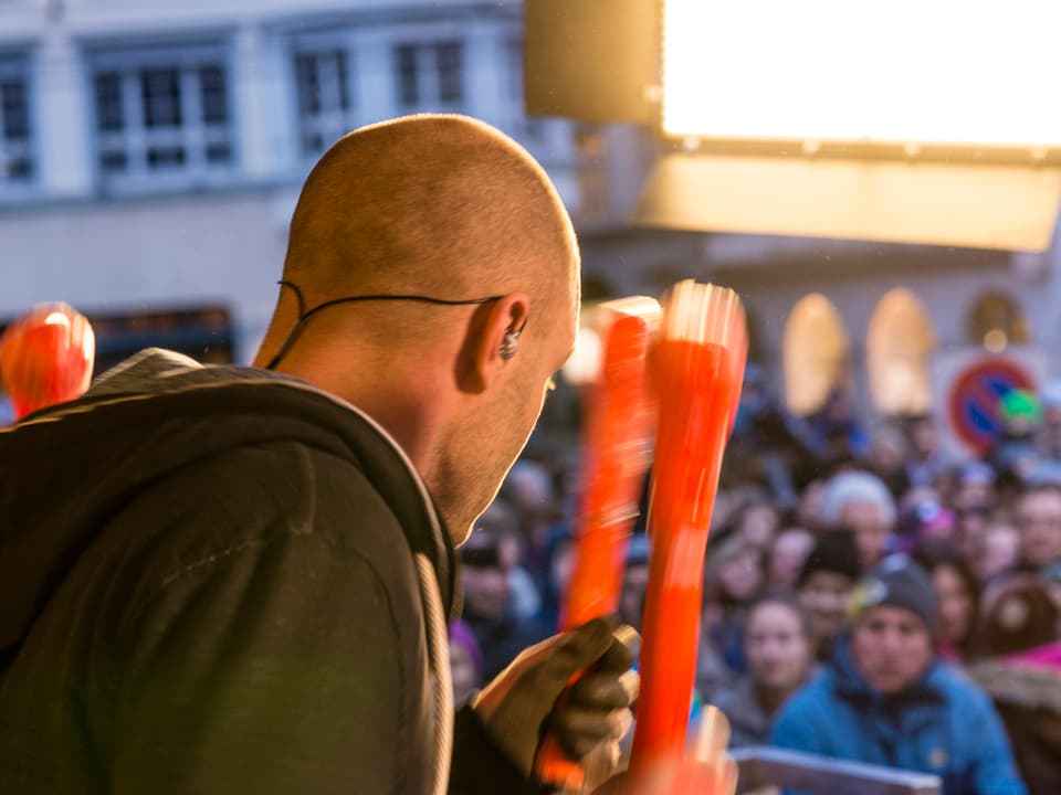 An ihrem letzten Konzert in China haben Bubble Beatz alle Einnahmen aus dem Merchandising-Verkauf gesammelt, aufgerundet und Jeder Rappen zählt gespendet: 300 Franken. Danke!