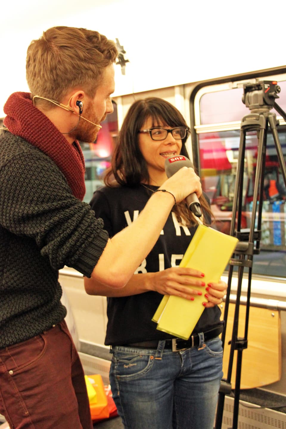 Autorin Tanja Kummer redet in ein Mikrofon