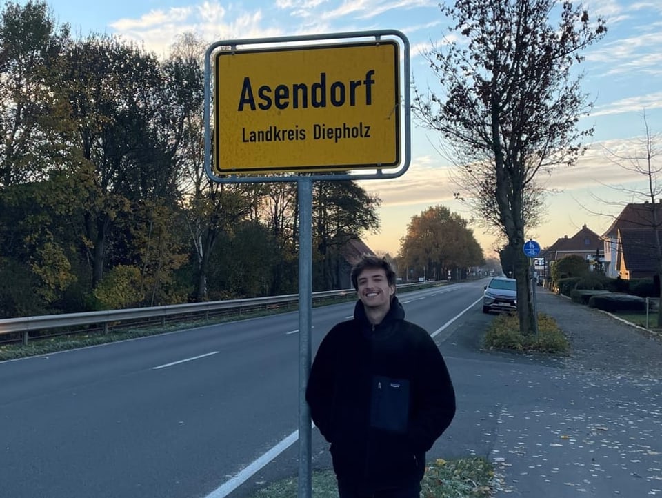 Janis Asendorf vor dem Ortsschild von Asendorf