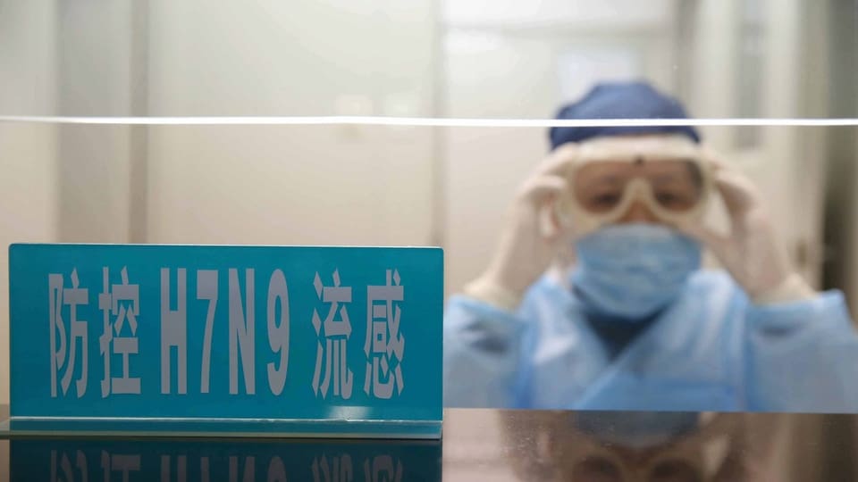Warnung vor Seuchengefahr: Vorkehrungen in einem Spital in Shanghai: Bis zum 18. April waren über 80 Menschen infiziert und 17 bereits gestorben.