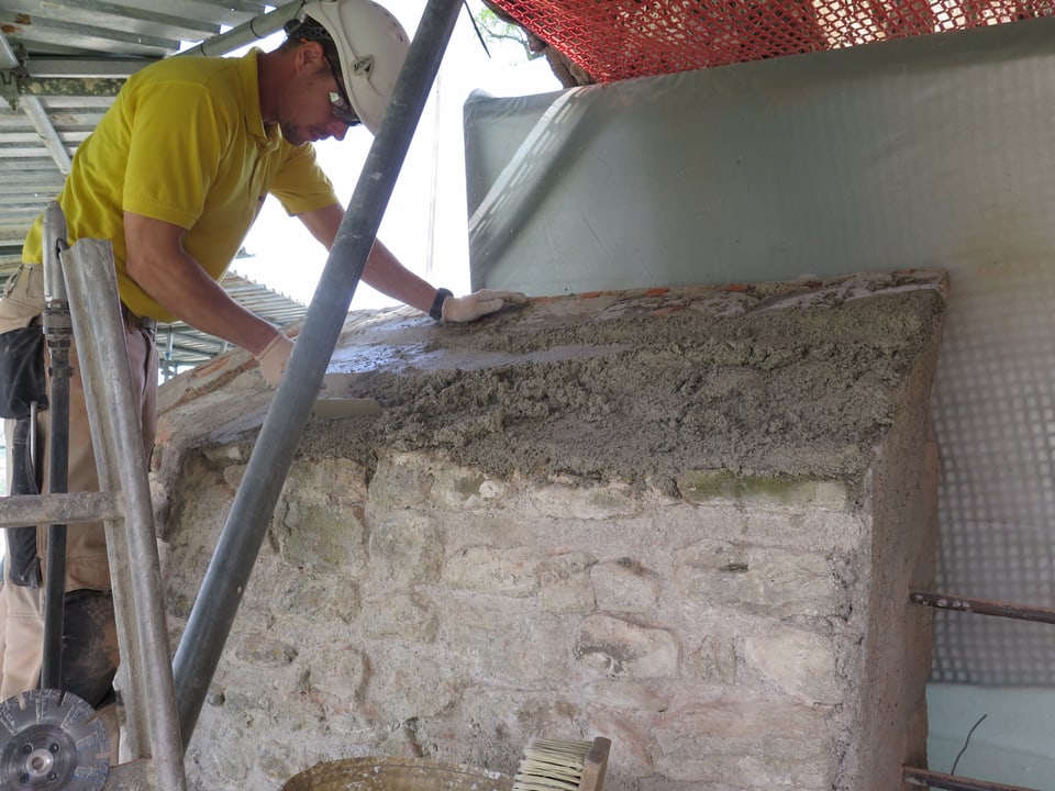 Sehr viel Handarbeit ist gefragt bei der Sanierung von altem Mauerwerk: Jeremias Zuckschwerdt bei der Arbeit.