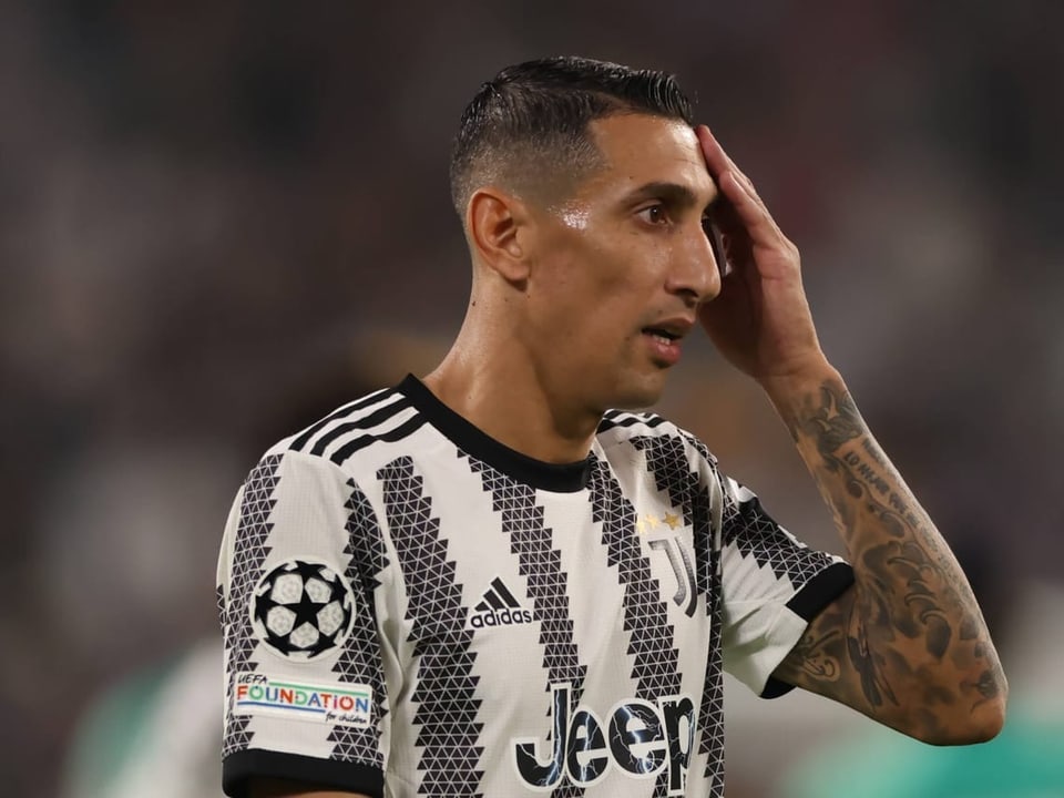 An der Kniesehne verletzt Angel Di Maria langt sich im Dress von Juventus Turin an den Kopf.