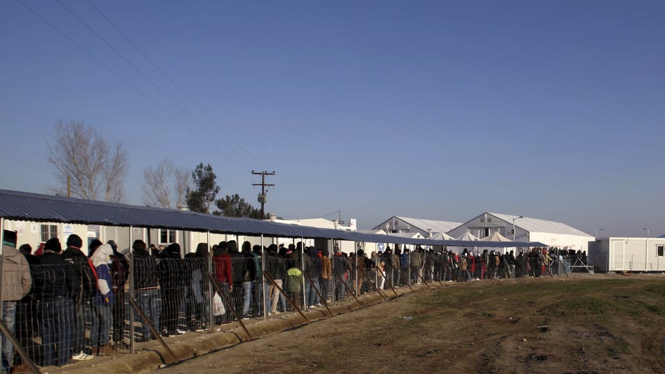 Flüchtlinge stehen am Grenzübergang bei Idomeni an 