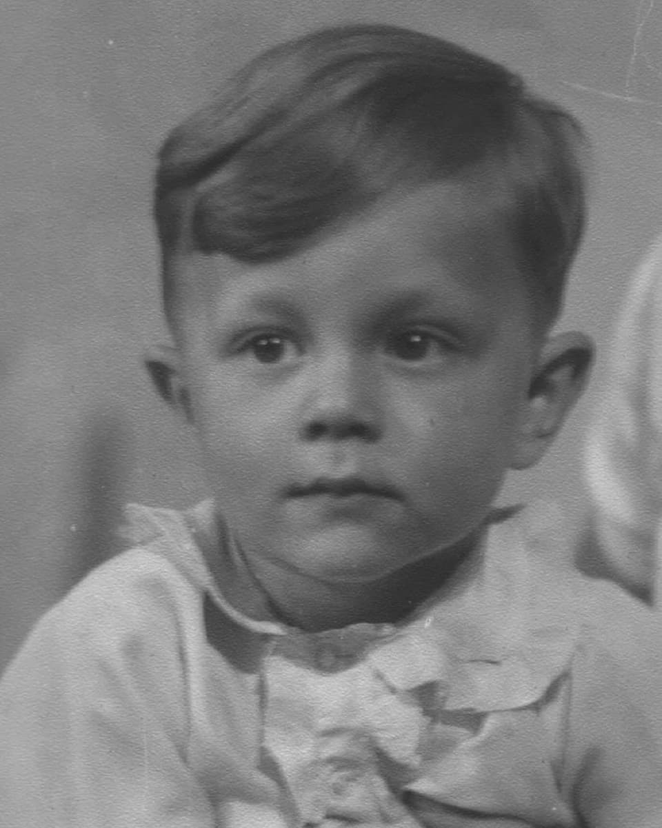 Schwarz-weiss Foto von Jürgen Drews als ca. 3 Jahre altes Kind.