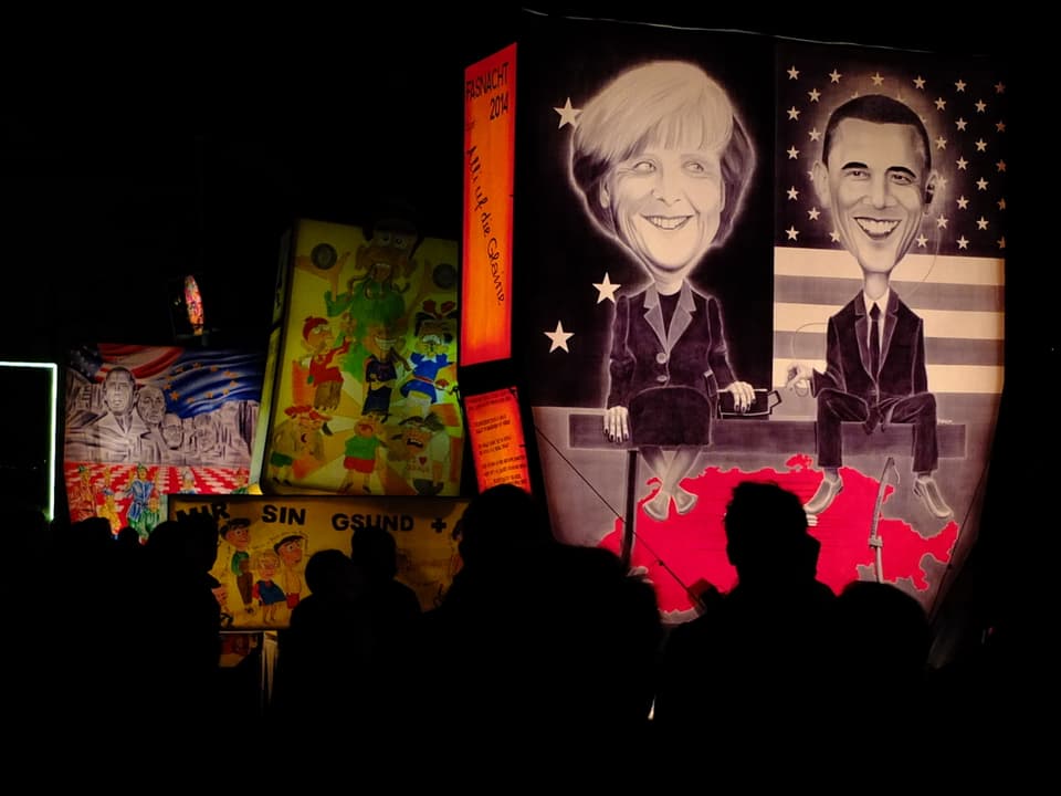 Laterne mit den Köpfen von Angela Merkel und Barak Obama