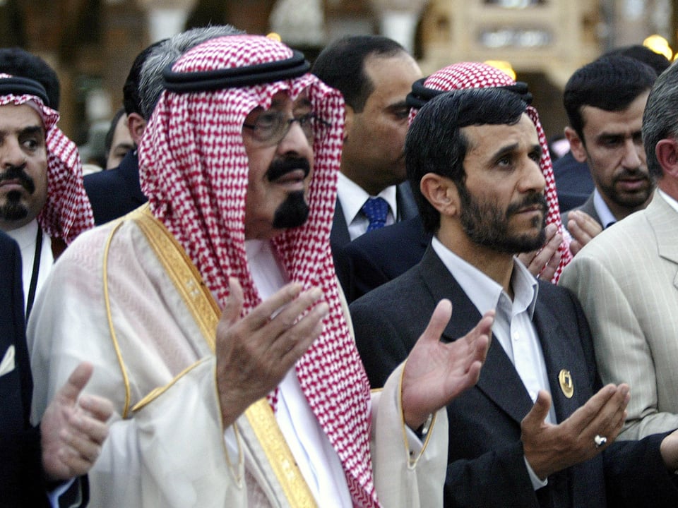 Der iranische Präsident Ahmadinedschad und Abdullah beim gemeinsamen beten