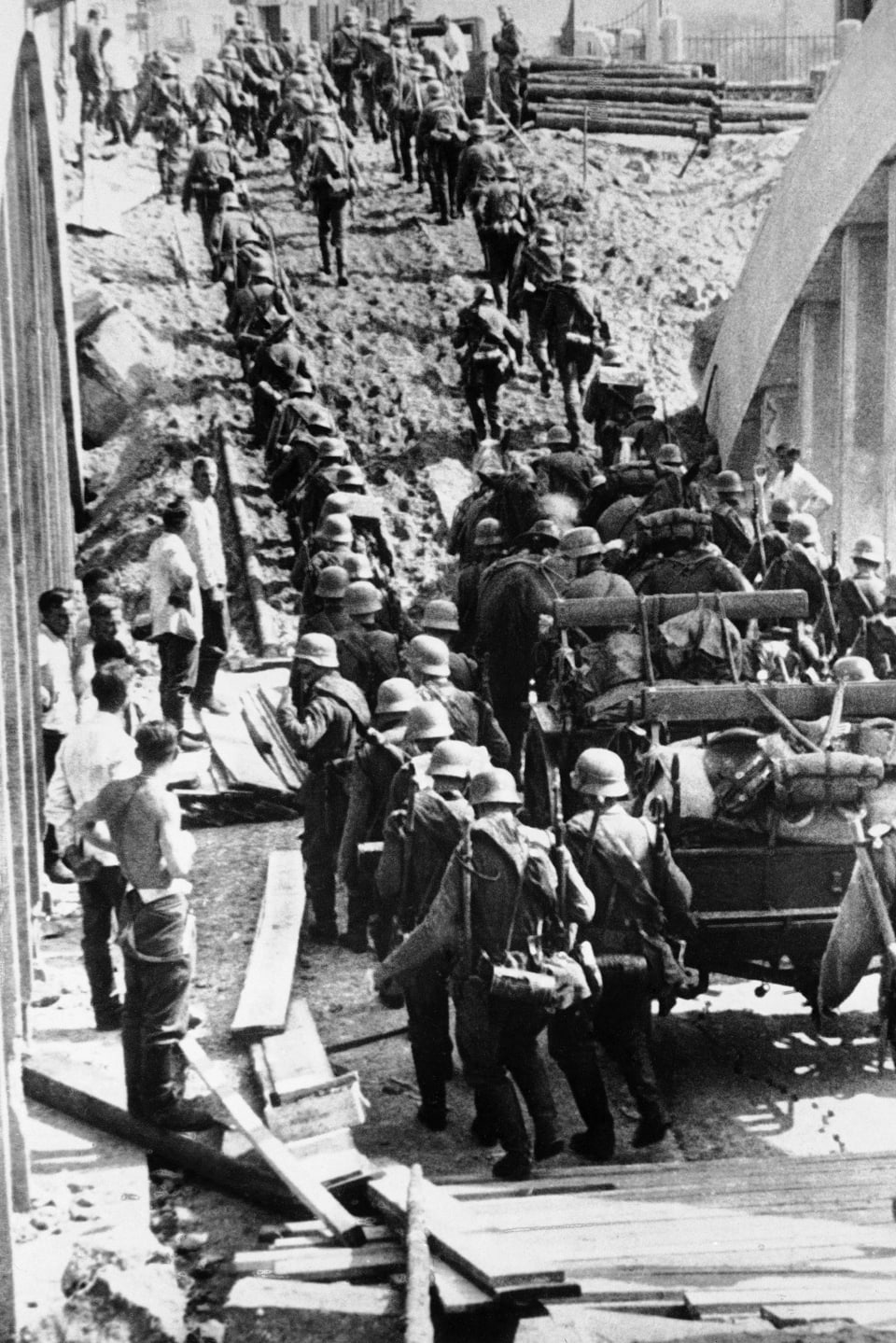 Deutsche Soldaten überqueren eine eiligst reparierte Brücke in Polen, 8. September 1939.