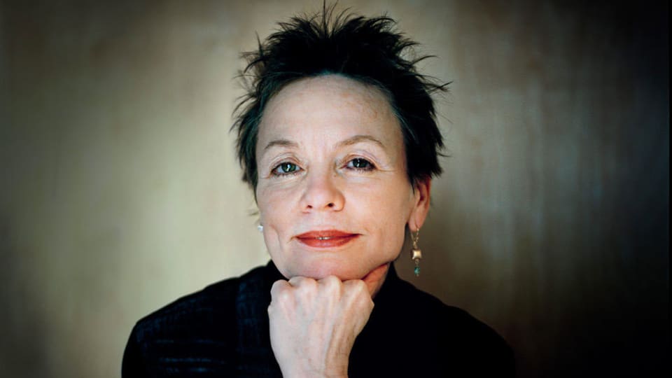 Kurzes Haar, rote Lippen, Denkerpose: Multimedia-Künstlerin Laurie Anderson im Porträt.