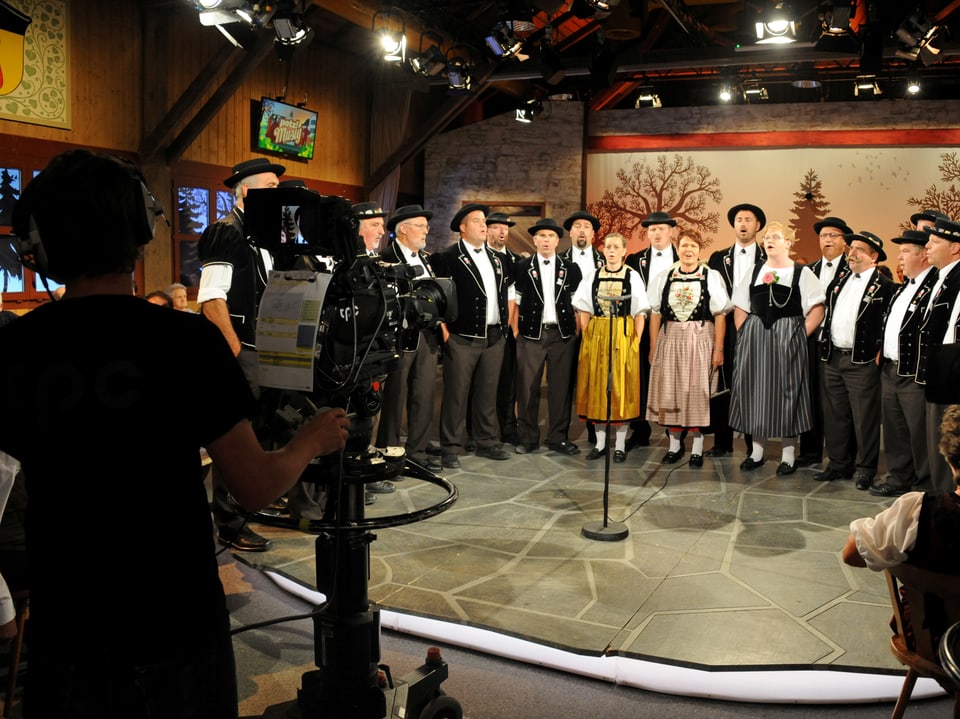 Der Jodlerklub Passwang Mümliswil singt, während die Kamera filmt.