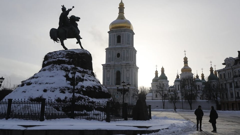 Reiter-Denkmal in Kiew und Kirchen im Hintergrund