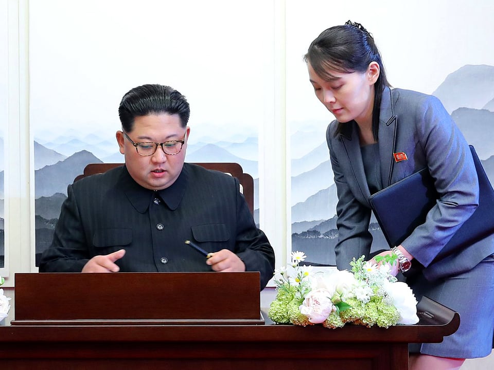 Kim Jong Un mit Stift in der Hand