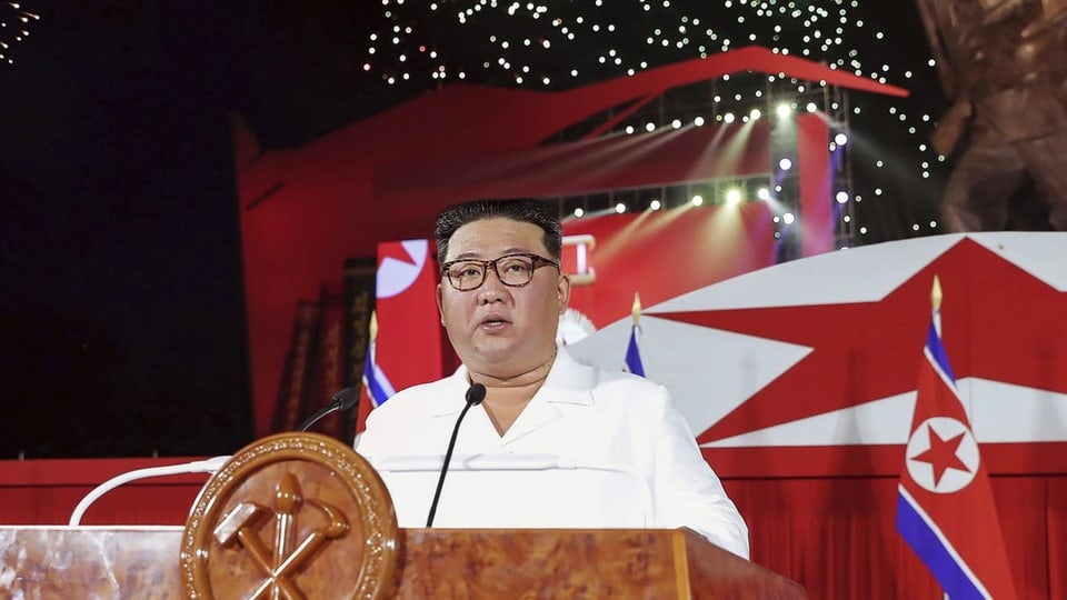 Kim Jong-un hinter einem Rednerpult