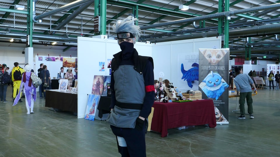 Ein Mann mit japanischem schwarz grauem Kostüm, im anime-style. 