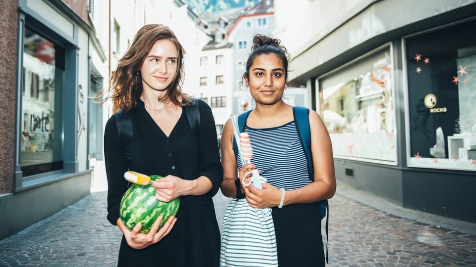 Zwei Studentinnen in den Gassen von Chur