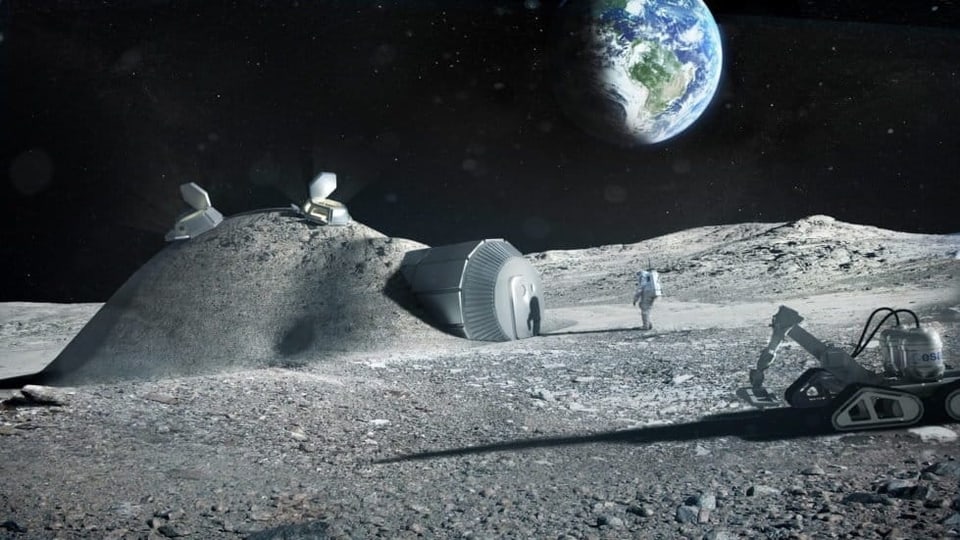 Die Monderoberfläche karg, eine kleine Raumstation, davor ein Astronaut und ein Fahrzeug. Im Hintergrund am Himmel ist die Erde sichtbar.
