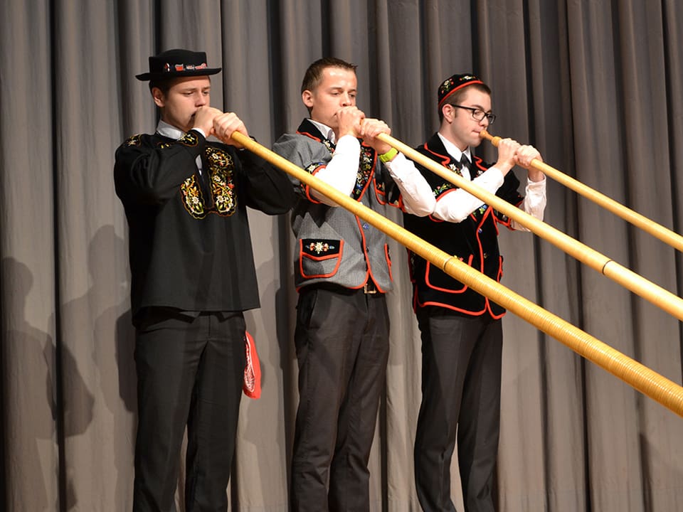 Drei junge Alphornsolisten.