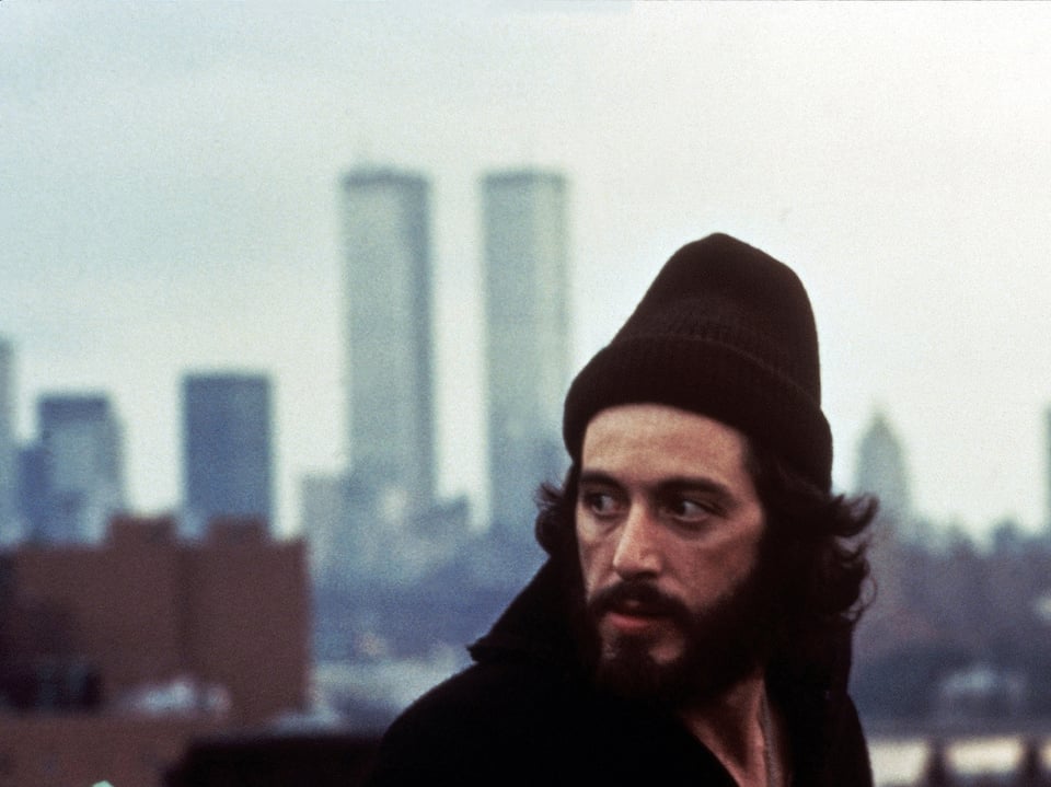 Al Pacino mit Wollmütze und gehetztem Blick vor der Skyline von Manhatten mit den Twin Towers des World Trade Centers.
