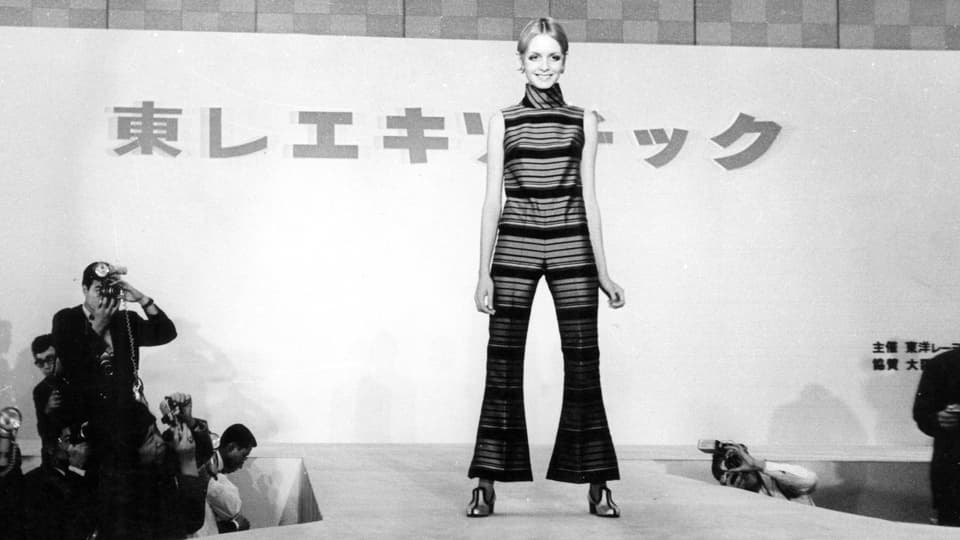 Schwarzweissfoto: Model Twiggy bei einem Auftritt in Japan.