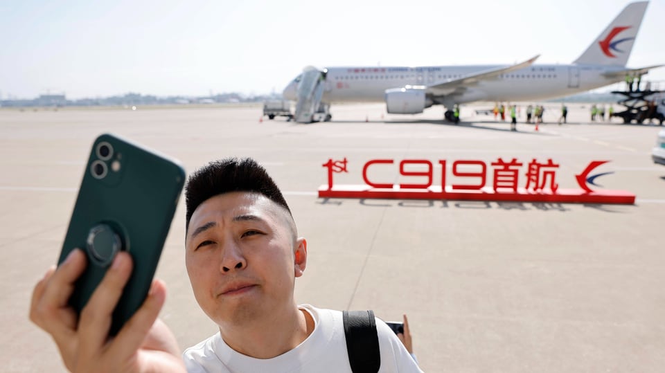 Ein Passagier in Shanghai macht ein Selfie von der Maschine, in die er gleich einsteigen wird