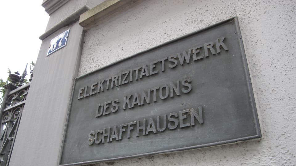 Beschriftung am Hauptsitz des Elektrizitätswerks in Schaffhausen.