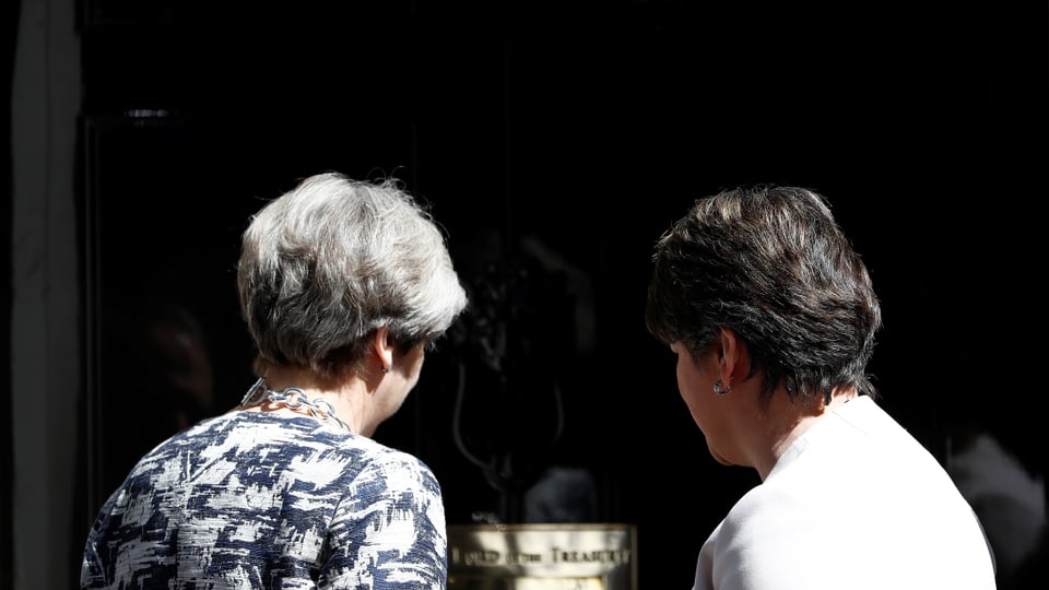  Premierministerin Theresa May und DUP-Chefin Arlene Foster im Juni 2017 vor Downing St 10. Beide stehen mit dem Rücken zum Fotografen. 