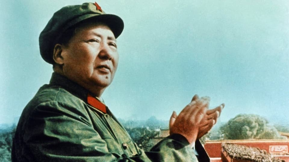 Portrait von Mao Zedong in grüner Militäruniform und rotem Stern auf der Mütze. Er klatscht die Hände. 