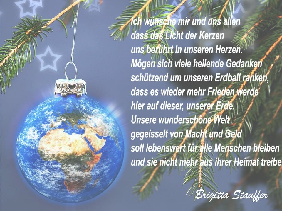 Ein Gedicht auf einem Bild mit einem kleinen Globus als Weihnachtskugel.